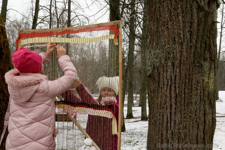 Rembates parkā pie Lielvārdes novada Kultūras centra jau otro gadu tika svinēti Meteņi, lai kopā ieskandinātu pavasari Rembates parkā pie Lielvārdes novada Kultūras centra jau otro gadu tika svinēti Meteņi, lai kopā ieskandinātu pavasari 247275