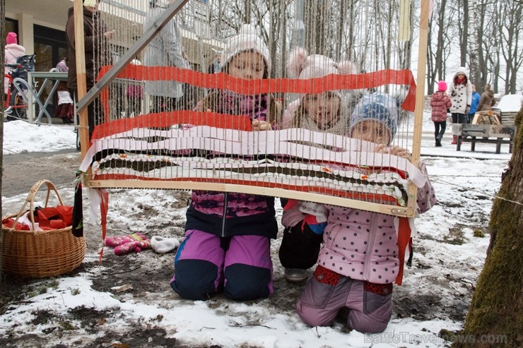 Rembates parkā pie Lielvārdes novada Kultūras centra jau otro gadu tika svinēti Meteņi, lai kopā ieskandinātu pavasari Rembates parkā pie Lielvārdes novada Kultūras centra jau otro gadu tika svinēti Meteņi, lai kopā ieskandinātu pavasari 247279