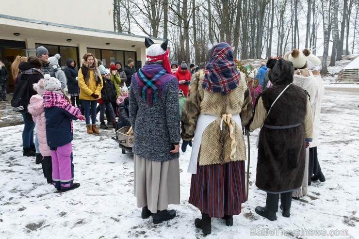 Rembates parkā pie Lielvārdes novada Kultūras centra jau otro gadu tika svinēti Meteņi, lai kopā ieskandinātu pavasari Rembates parkā pie Lielvārdes novada Kultūras centra jau otro gadu tika svinēti Meteņi, lai kopā ieskandinātu pavasari 247286