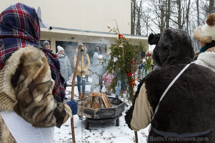 Rembates parkā pie Lielvārdes novada Kultūras centra jau otro gadu tika svinēti Meteņi, lai kopā ieskandinātu pavasari Rembates parkā pie Lielvārdes novada Kultūras centra jau otro gadu tika svinēti Meteņi, lai kopā ieskandinātu pavasari 247287