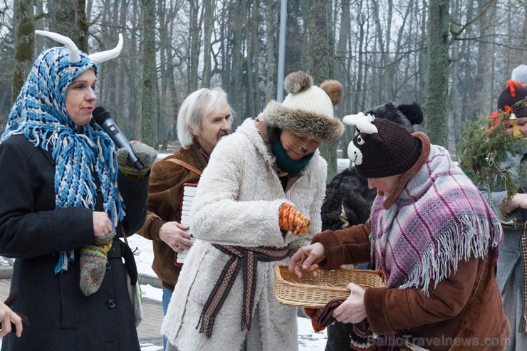 Rembates parkā pie Lielvārdes novada Kultūras centra jau otro gadu tika svinēti Meteņi, lai kopā ieskandinātu pavasari Rembates parkā pie Lielvārdes novada Kultūras centra jau otro gadu tika svinēti Meteņi, lai kopā ieskandinātu pavasari 247288