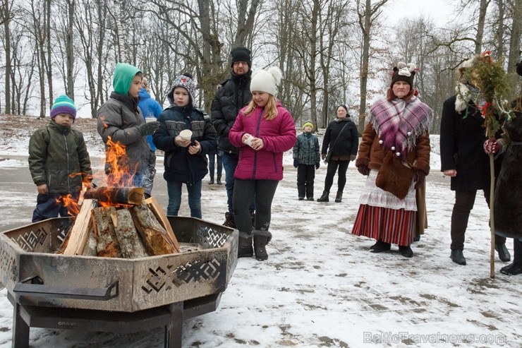 Rembates parkā pie Lielvārdes novada Kultūras centra jau otro gadu tika svinēti Meteņi, lai kopā ieskandinātu pavasari Rembates parkā pie Lielvārdes novada Kultūras centra jau otro gadu tika svinēti Meteņi, lai kopā ieskandinātu pavasari 247290