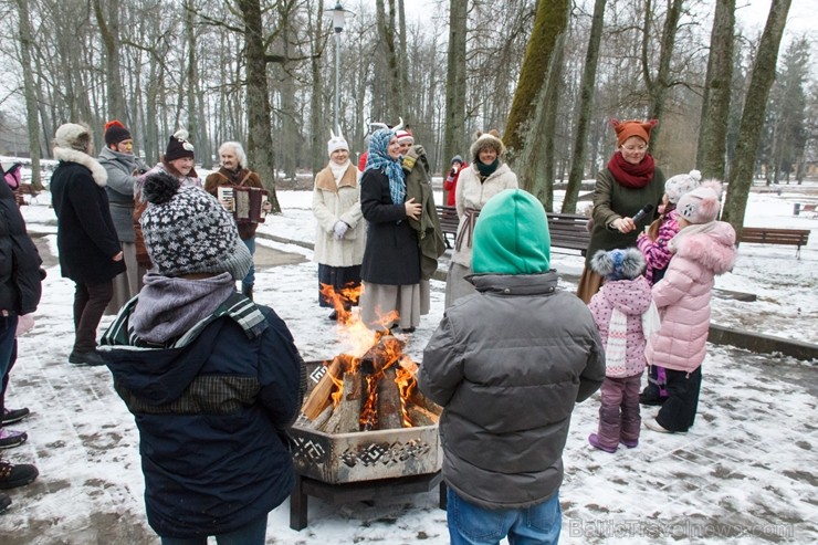 Rembates parkā pie Lielvārdes novada Kultūras centra jau otro gadu tika svinēti Meteņi, lai kopā ieskandinātu pavasari Rembates parkā pie Lielvārdes novada Kultūras centra jau otro gadu tika svinēti Meteņi, lai kopā ieskandinātu pavasari 247292