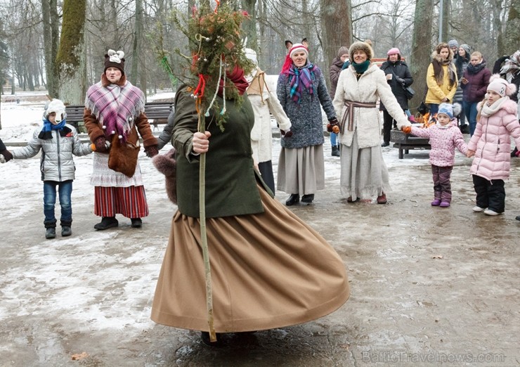 Rembates parkā pie Lielvārdes novada Kultūras centra jau otro gadu tika svinēti Meteņi, lai kopā ieskandinātu pavasari Rembates parkā pie Lielvārdes novada Kultūras centra jau otro gadu tika svinēti Meteņi, lai kopā ieskandinātu pavasari 247297