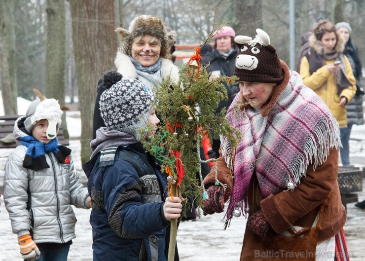 Rembates parkā pie Lielvārdes novada Kultūras centra jau otro gadu tika svinēti Meteņi, lai kopā ieskandinātu pavasari Rembates parkā pie Lielvārdes novada Kultūras centra jau otro gadu tika svinēti Meteņi, lai kopā ieskandinātu pavasari 247298