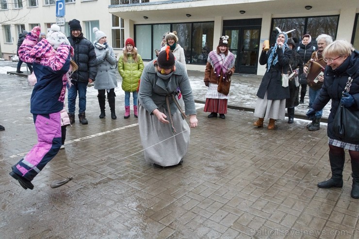 Rembates parkā pie Lielvārdes novada Kultūras centra jau otro gadu tika svinēti Meteņi, lai kopā ieskandinātu pavasari Rembates parkā pie Lielvārdes novada Kultūras centra jau otro gadu tika svinēti Meteņi, lai kopā ieskandinātu pavasari 247300