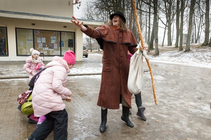 Rembates parkā pie Lielvārdes novada Kultūras centra jau otro gadu tika svinēti Meteņi, lai kopā ieskandinātu pavasari Rembates parkā pie Lielvārdes novada Kultūras centra jau otro gadu tika svinēti Meteņi, lai kopā ieskandinātu pavasari 247304