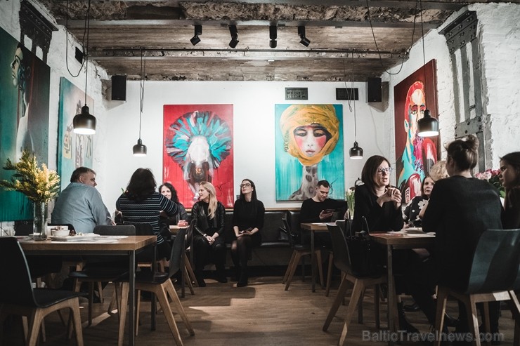 Vīna Studijā apskatāma Agneses Melbārdes personālizstāde, kas izstaro enerģētiku, spēku un ļauj pieredzēt katru mākslas darbu īpašā, nedaudz hipnotizē Vīna Studijā apskatāma Agneses Melbārdes personālizstāde, kas izstaro enerģētiku, spēku un ļauj pieredzēt katru mākslas darbu īpašā, nedaudz hipnotizē 247778