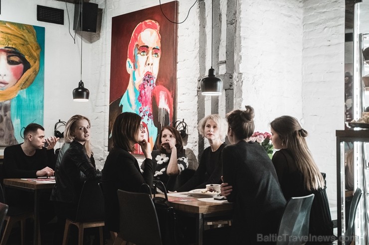 Vīna Studijā apskatāma Agneses Melbārdes personālizstāde, kas izstaro enerģētiku, spēku un ļauj pieredzēt katru mākslas darbu īpašā, nedaudz hipnotizē Vīna Studijā apskatāma Agneses Melbārdes personālizstāde, kas izstaro enerģētiku, spēku un ļauj pieredzēt katru mākslas darbu īpašā, nedaudz hipnotizē 247780
