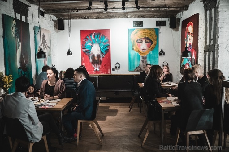 Vīna Studijā apskatāma Agneses Melbārdes personālizstāde, kas izstaro enerģētiku, spēku un ļauj pieredzēt katru mākslas darbu īpašā, nedaudz hipnotizē Vīna Studijā apskatāma Agneses Melbārdes personālizstāde, kas izstaro enerģētiku, spēku un ļauj pieredzēt katru mākslas darbu īpašā, nedaudz hipnotizē 247784