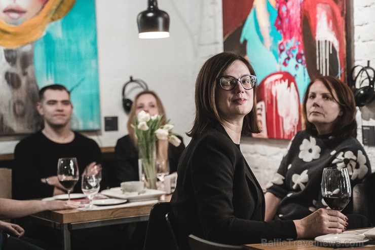 Vīna Studijā apskatāma Agneses Melbārdes personālizstāde, kas izstaro enerģētiku, spēku un ļauj pieredzēt katru mākslas darbu īpašā, nedaudz hipnotizē Vīna Studijā apskatāma Agneses Melbārdes personālizstāde, kas izstaro enerģētiku, spēku un ļauj pieredzēt katru mākslas darbu īpašā, nedaudz hipnotizē 247801