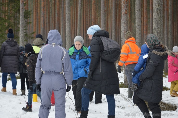 Pārgājiena laikā dalībnieki izglītojās par dzīvnieku atstātajiem pēdu nospiedumiem dabā, nosaidroja no kurienes atceļojušas un kurp aizved to pēdas, a Pārgājiena laikā dalībnieki izglītojās par dzīvnieku atstātajiem pēdu nospiedumiem dabā, nosaidroja no kurienes atceļojušas un kurp aizved to pēdas, a 247835
