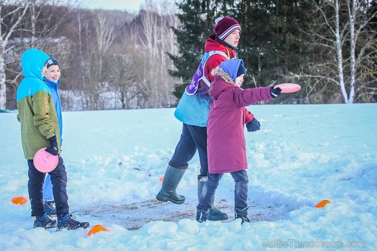 Latvijas Skolu ziemas Olimpiskais festivāls pulcēja 1262 skolēnus no 139 skolām. Latvijas skolu jauniešu cīnījās par godalgām 14 sporta veidos un liel Latvijas Skolu ziemas Olimpiskais festivāls pulcēja 1262 skolēnus no 139 skolām. Latvijas skolu jauniešu cīnījās par godalgām 14 sporta veidos un liel 247905