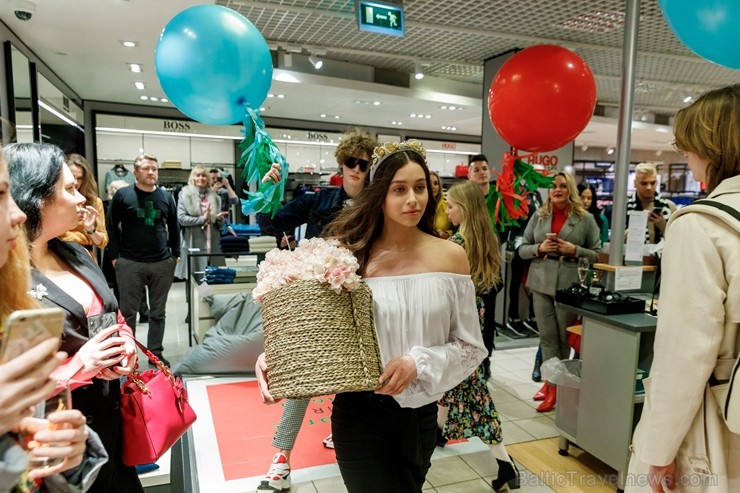 Universālveikals Stockmann rīkoja krāšņas pavasara sezonas atnākšanas svinības, pulcējot vienkopus spilgtas, sabiedrībā zināmas personības jaunās pava Universālveikals Stockmann rīkoja krāšņas pavasara sezonas atnākšanas svinības, pulcējot vienkopus spilgtas, sabiedrībā zināmas personības jaunās pava 248241