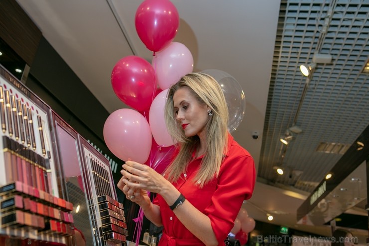 Universālveikalā Stockmann tika prezentēts jaunākais grima tendenču un dekoratīvās kosmētikas produktu jaunumu ceļvedis, kuru demonstrēja Latvijā popu Universālveikalā Stockmann tika prezentēts jaunākais grima tendenču un dekoratīvās kosmētikas produktu jaunumu ceļvedis, kuru demonstrēja Latvijā popu 248889