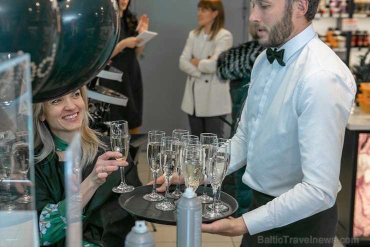 Universālveikalā Stockmann tika prezentēts jaunākais grima tendenču un dekoratīvās kosmētikas produktu jaunumu ceļvedis, kuru demonstrēja Latvijā popu Universālveikalā Stockmann tika prezentēts jaunākais grima tendenču un dekoratīvās kosmētikas produktu jaunumu ceļvedis, kuru demonstrēja Latvijā popu 248890