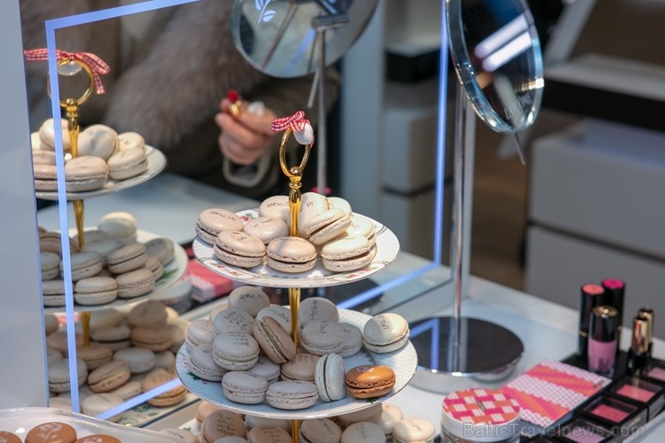 Universālveikalā Stockmann tika prezentēts jaunākais grima tendenču un dekoratīvās kosmētikas produktu jaunumu ceļvedis, kuru demonstrēja Latvijā popu Universālveikalā Stockmann tika prezentēts jaunākais grima tendenču un dekoratīvās kosmētikas produktu jaunumu ceļvedis, kuru demonstrēja Latvijā popu 248891