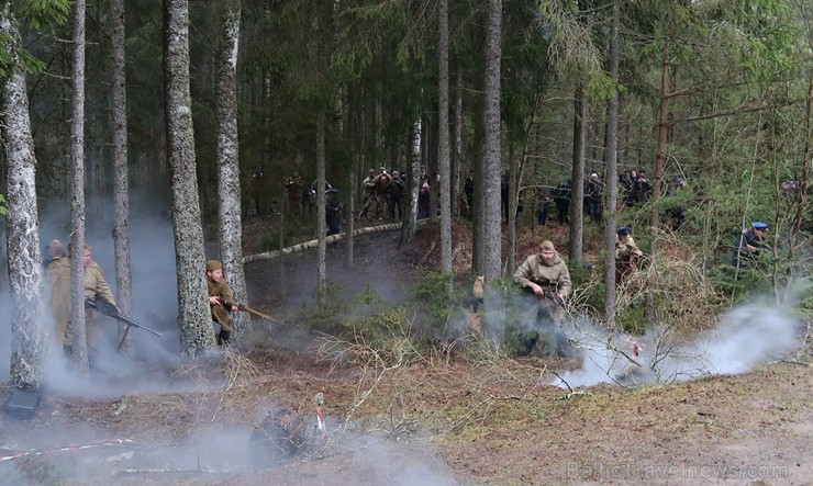 Pie Īles nacionālo partizānu bunkura notika piemiņas brīdis un kaujas rekonstrukcija Pie Īles nacionālo partizānu bunkura notika piemiņas brīdis un kaujas rekonstrukcija