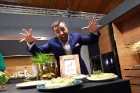 Roberto Meloni izstādes «Māja I» stendā kopā ar lieliskiem pavāriem gatavo maltīti