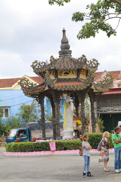 Travelnews.lv iepazīst vjetnamiesu budistu templi Linh-Phuoc-Pagode Dakotā. Atbalsta: 365 brīvdienas un Turkish Airlines Travelnews.lv iepazīst vjetnamiesu budistu templi Linh-Phuoc-Pagode Dakotā. Atbalsta: 365 brīvdienas un Turkish Airlines 249327