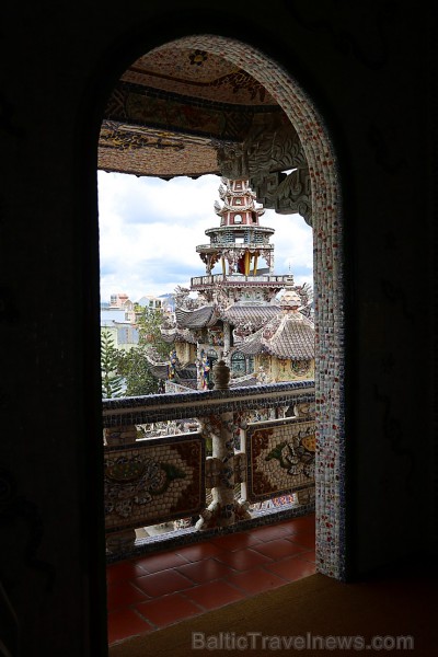 Travelnews.lv iepazīst vjetnamiesu budistu templi Linh-Phuoc-Pagode Dakotā. Atbalsta: 365 brīvdienas un Turkish Airlines Travelnews.lv iepazīst vjetnamiesu budistu templi Linh-Phuoc-Pagode Dakotā. Atbalsta: 365 brīvdienas un Turkish Airlines 249398
