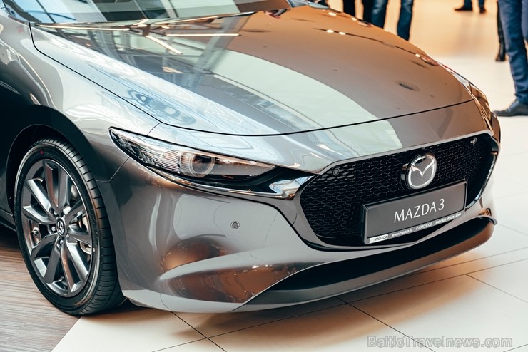 Rīgas lielveikalā tiek prezentēta jaunā «Mazga 3» automašīīna. Foto: Inchcape.lv 249575