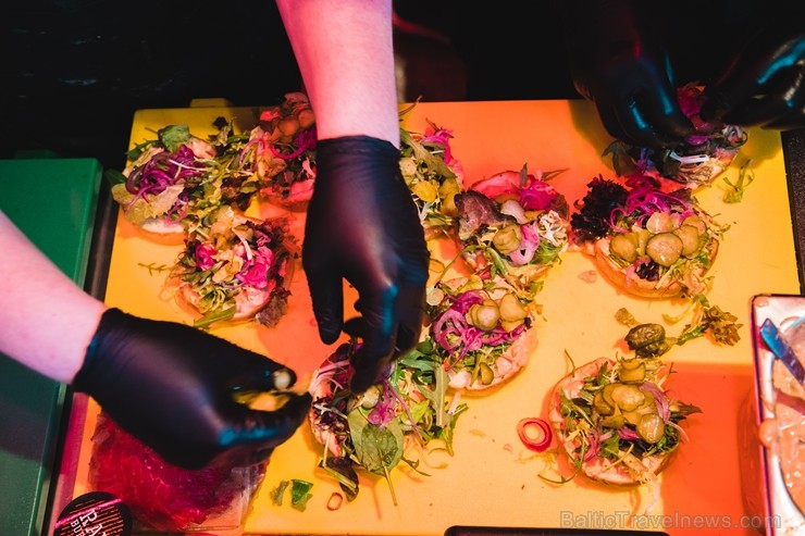 Resto-Rātors restorānu grupas vadītājs Viktors Ravdive Centrālā Gastro Tirgus kioskā Resto-Rātors restorānu grupas vadītājs Viktors Ravdive Centrālā Gastro Tirgus kioskā