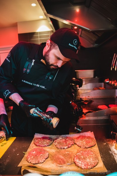 Resto-Rātors restorānu grupas vadītājs Viktors Ravdive Centrālā Gastro Tirgus kioskā 