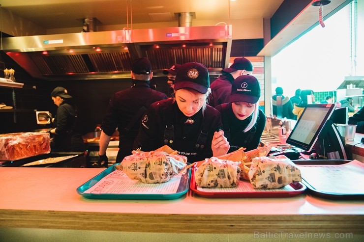 Resto-Rātors restorānu grupas vadītājs Viktors Ravdive Centrālā Gastro Tirgus kioskā Resto-Rātors restorānu grupas vadītājs Viktors Ravdive Centrālā Gastro Tirgus kioskā
