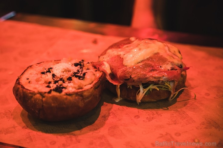 Resto-Rātors restorānu grupas vadītājs Viktors Ravdive Centrālā Gastro Tirgus kioskā Resto-Rātors restorānu grupas vadītājs Viktors Ravdive Centrālā Gastro Tirgus kioskā