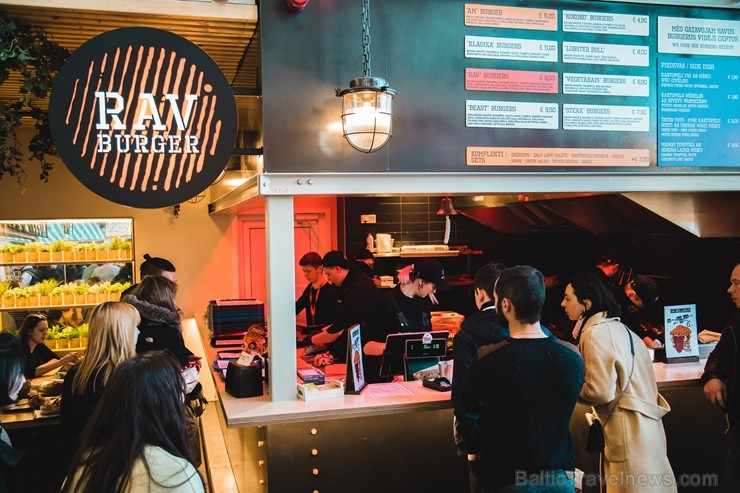 Resto-Rātors restorānu grupas vadītājs Viktors Ravdive Centrālā Gastro Tirgus kioskā Resto-Rātors restorānu grupas vadītājs Viktors Ravdive Centrālā Gastro Tirgus kioskā
