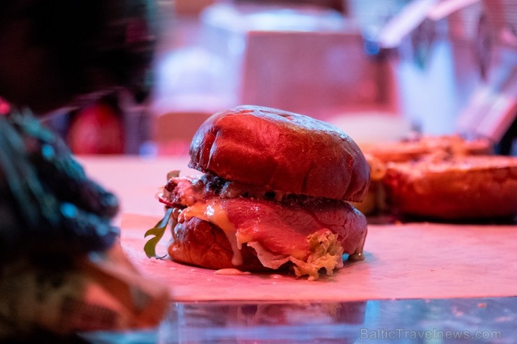 Resto-Rātors restorānu grupas vadītājs Viktors Ravdive Centrālā Gastro Tirgus kioskā Resto-Rātors restorānu grupas vadītājs Viktors Ravdive Centrālā Gastro Tirgus kioskā