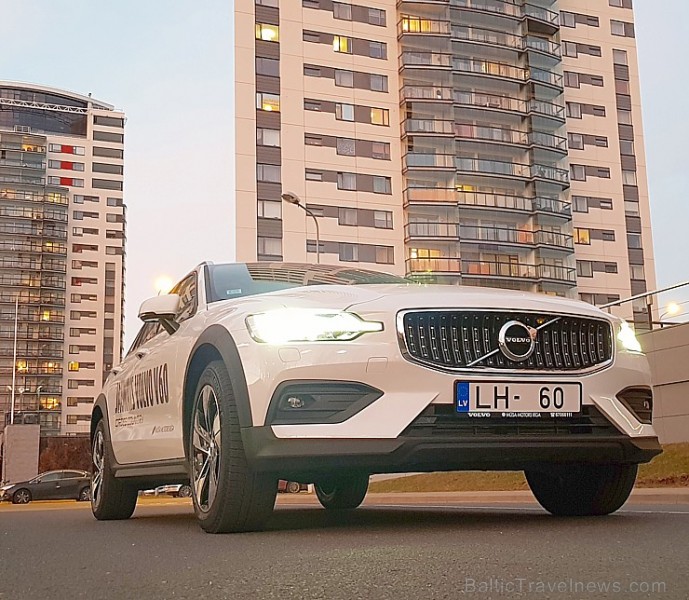 Travelnews.lv ar jauno «Volvo V60 Country D4 AWD Momentum» apceļo Vidzemi un Latgali 250217