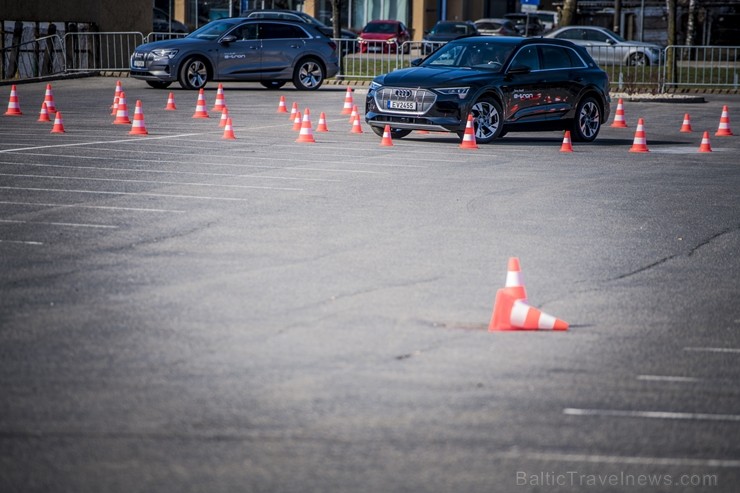 Audi pirmo reizi Rīgā 2.04.2019 prezentē pilnīgi elektrisku vāģi «Audi e-tron» 250327