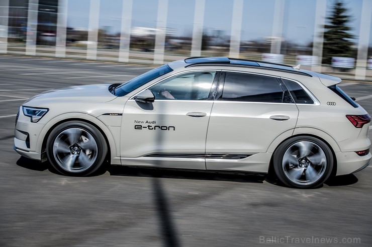 Audi pirmo reizi Rīgā 2.04.2019 prezentē pilnīgi elektrisku vāģi «Audi e-tron» 250329
