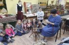 Tukuma pusē ļaudis apgūst rokdarbus «Satiec savu meistaru» dienās
