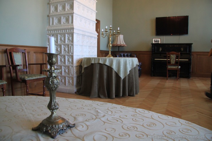 Salontelpā savu vietu radušas savulaik Bīriņu muižas teritorijā dzīvojošā meistara Kārļa Engīzera izgatavotās klavieres. Salontelpā savu vietu radušas savulaik Bīriņu muižas teritorijā dzīvojošā meistara Kārļa Engīzera izgatavotās klavieres. 251824