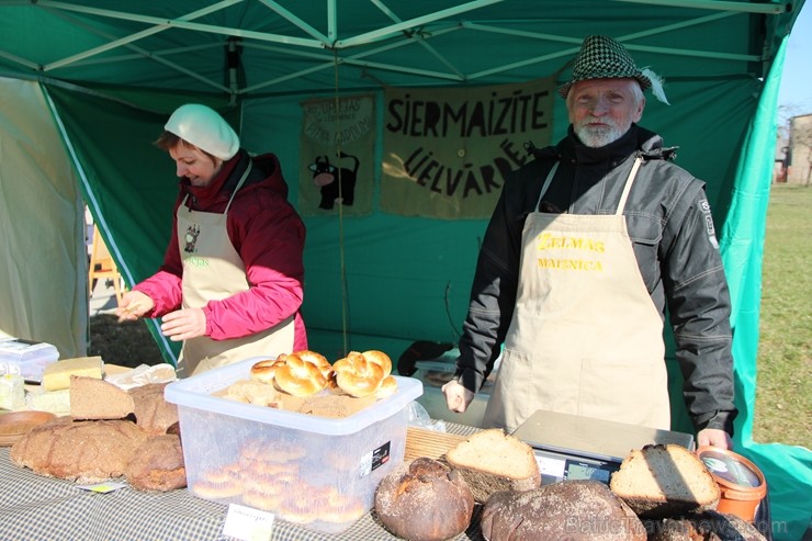Lieldienu tirdziņš Lielvārdē pirmssvētku laikā pulcēja ne vien prāvu tirgotāju, bet arī apmeklētāju pulku Lieldienu tirdziņš Lielvārdē pirmssvētku laikā pulcēja ne vien prāvu tirgotāju, bet arī apmeklētāju pulku 251941