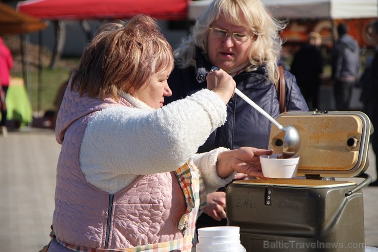 Lieldienu tirdziņš Lielvārdē pirmssvētku laikā pulcēja ne vien prāvu tirgotāju, bet arī apmeklētāju pulku Lieldienu tirdziņš Lielvārdē pirmssvētku laikā pulcēja ne vien prāvu tirgotāju, bet arī apmeklētāju pulku 251943