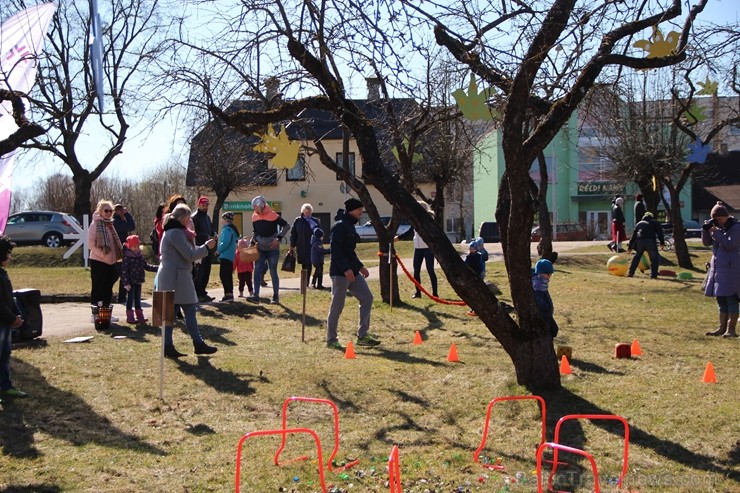Lieldienu tirdziņš Lielvārdē pirmssvētku laikā pulcēja ne vien prāvu tirgotāju, bet arī apmeklētāju pulku Lieldienu tirdziņš Lielvārdē pirmssvētku laikā pulcēja ne vien prāvu tirgotāju, bet arī apmeklētāju pulku 251948