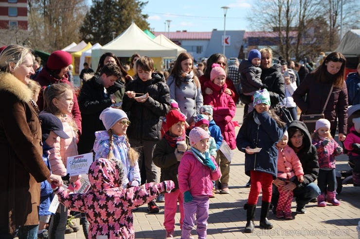 Lieldienu tirdziņš Lielvārdē pirmssvētku laikā pulcēja ne vien prāvu tirgotāju, bet arī apmeklētāju pulku Lieldienu tirdziņš Lielvārdē pirmssvētku laikā pulcēja ne vien prāvu tirgotāju, bet arī apmeklētāju pulku 251952