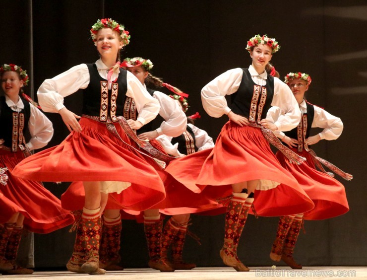 Bērnu un jauniešu deju kolektīvs «Pīlādzītis» piedāvā 4.05.2019 koncertu «Deju karuselis» 252921
