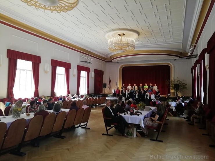Ar svinīgiem koncertiem, militāro parādi, kopīgu pulcēšanos pie balti klātiem galdiem sestdien Latvijā un citviet pasaulē plaši tika svinēta Latvijas Ar svinīgiem koncertiem, militāro parādi, kopīgu pulcēšanos pie balti klātiem galdiem sestdien Latvijā un citviet pasaulē plaši tika svinēta Latvijas 253475