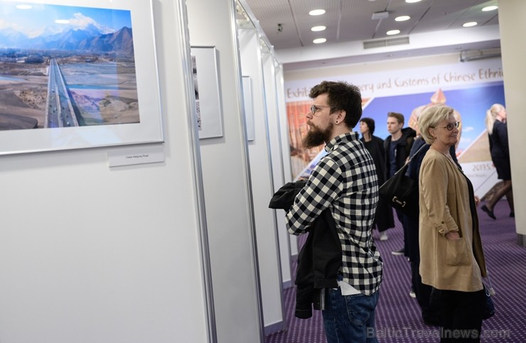 Latvijā pirmo reizi viesnīcā Radisson Blu Hotel Latvija apskatāma foto izstāde, kas veltīta Ķīnas etnisko minoritāšu dzīves veida un paražu daudzveidī Latvijā pirmo reizi viesnīcā Radisson Blu Hotel Latvija apskatāma foto izstāde, kas veltīta Ķīnas etnisko minoritāšu dzīves veida un paražu daudzveidī 253619