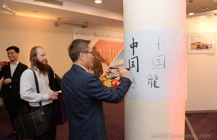 Latvijā pirmo reizi viesnīcā Radisson Blu Hotel Latvija apskatāma foto izstāde, kas veltīta Ķīnas etnisko minoritāšu dzīves veida un paražu daudzveidī Latvijā pirmo reizi viesnīcā Radisson Blu Hotel Latvija apskatāma foto izstāde, kas veltīta Ķīnas etnisko minoritāšu dzīves veida un paražu daudzveidī 253628