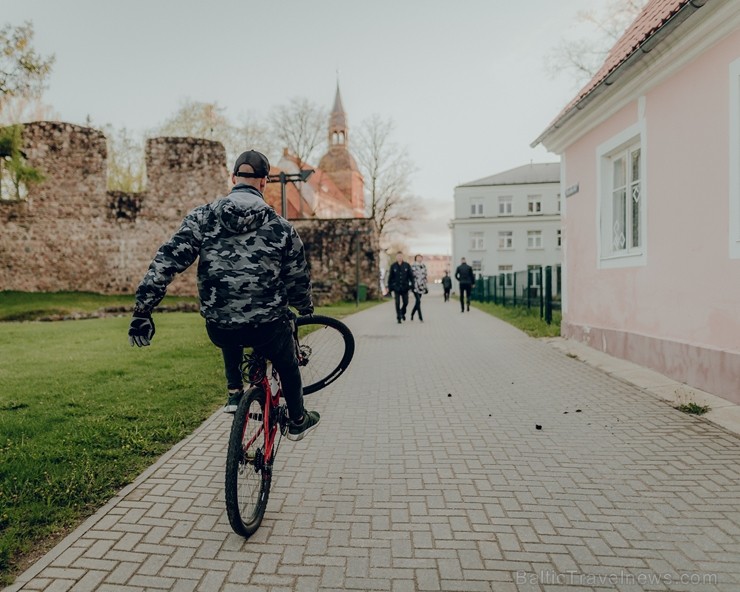 Ar dejām lietū, mīšanos pa sauli un dokumentālo filmu skatīšanos Valmierā aizvadīts neparasts nedēļas nogales piedzīvojums - festivāls Kino Pedālis Ar dejām lietū, mīšanos pa sauli un dokumentālo filmu skatīšanos Valmierā aizvadīts neparasts nedēļas nogales piedzīvojums - festivāls Kino Pedālis 253820