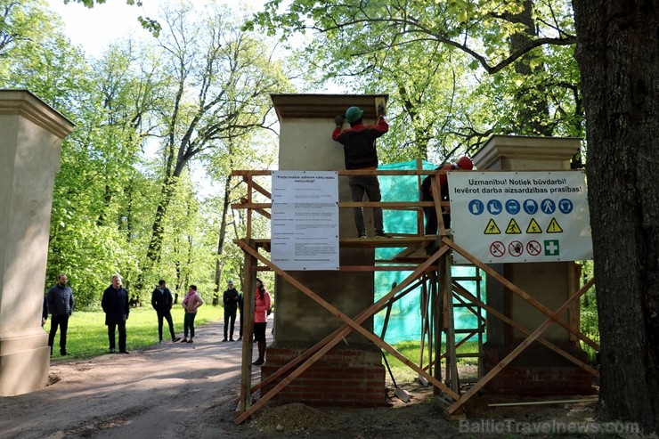Preiļi top skaistāki - ar izzinošu stāstījumu pilsētas parkā noritējuši noslēdzošie darbi pie vārtu stabu apmetuma atjaunošanas, gruntēšanas un krāsoš Preiļi top skaistāki - ar izzinošu stāstījumu pilsētas parkā noritējuši noslēdzošie darbi pie vārtu stabu apmetuma atjaunošanas, gruntēšanas un krāsoš 254031