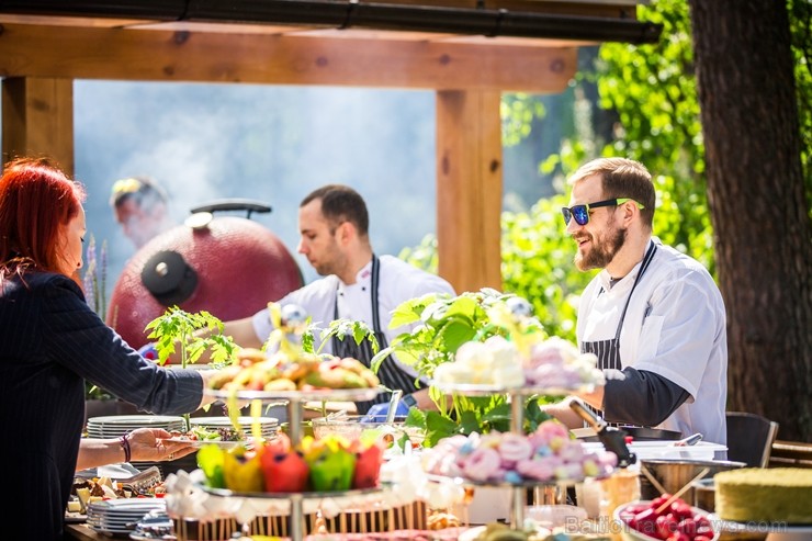 Pavadi neaizmirstamu laiku kopā ar draugiem vai ģimeni gardākajā vakara grill-brančā skaistākajā Pierīgas terasē Hotel Baltvilla, kuru atklās 24.05.20 254645