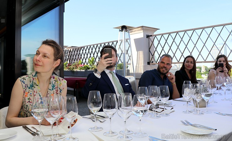 «Schwarzreiter» garša no Michelin pavāres Maike Menzel ir baudāma 2 dienas Rīgā - restorānā «Stage22» «Schwarzreiter» garša no Michelin pavāres Maike Menzel ir baudāma 2 dienas Rīgā - restorānā «Stage22» 254671