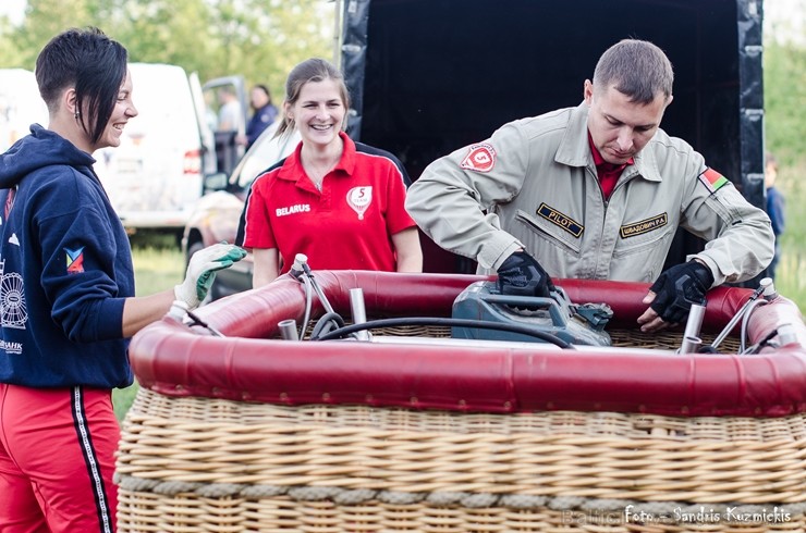 Festivāla laikā virs Kuldīgas krāšņi pacēlās vairākas gaisa balonu ekipāžas un priecēja kuplo apmeklētaju pulku Festivāla laikā virs Kuldīgas krāšņi pacēlās vairākas gaisa balonu ekipāžas un priecēja kuplo apmeklētaju pulku 255119